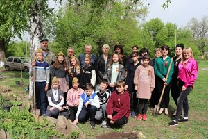 Жители Стаханова высадили 40 деревьев в рамках акции "Сад памяти"