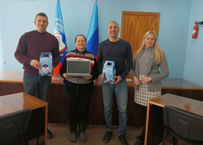 Активисты из Италии подарили ноутбук юной жительнице Новоайдарского района