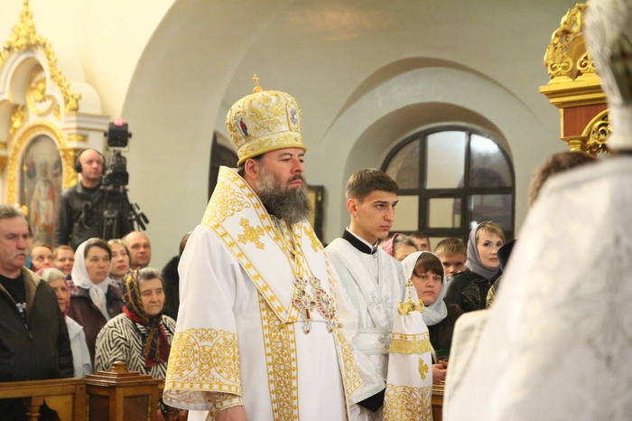 Представители руководства ЛНР встретили Пасху в Петропавловском соборе Луганска, 12 апреля 2015 года.