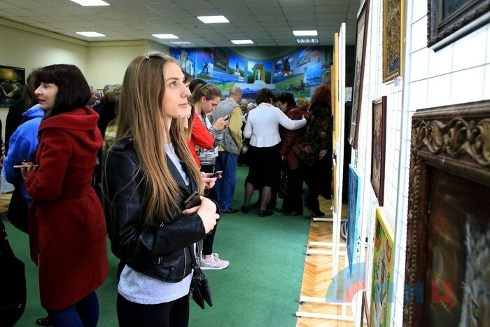 Открытие выставки "Палитра народного творчества" работ мастеров народного клуба "Левша", Луганск, 12 апреля 2017 года