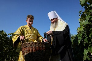 Митрополит освятил первый урожай винограда на плантациях Савиных в Перевальском районе