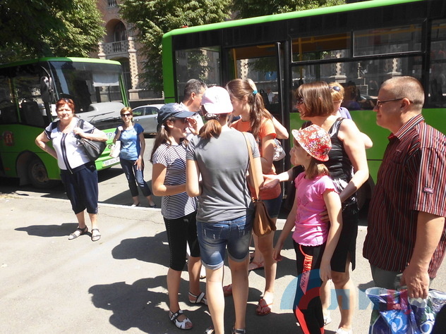 Отправка детей ЛНР на отдых в первую смену в оздоровительные лагеря Крыма, Луганск, 19 июня 2015 года