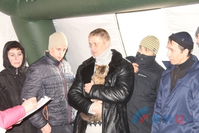 Освобожденный из плена с кошкой, привезенной из украинской тюрьмы, КПП "Майорск", 27 декабря 2017 года