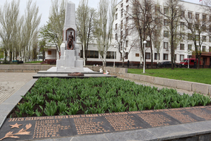 Активисты проверили состояние памятника партизанам и подпольщикам в Стаханове