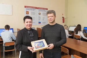 Общественник из Москвы передал луганской школе компьютерный класс и 12 планшетов