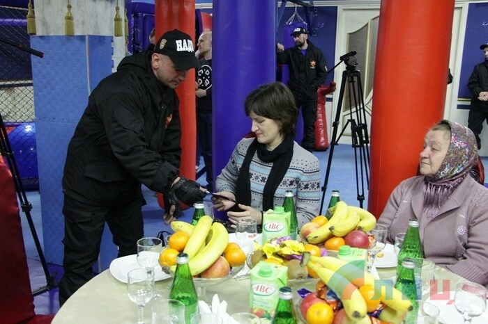 Вручение гумпомощи вдовам защитников Республики, Луганск, 9 марта 2017 года