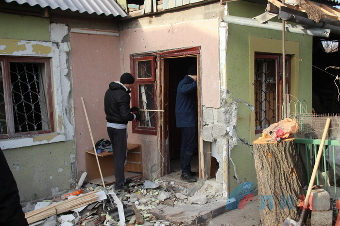 Восстановление жилья и ЛЭП, поврежденных обстрелами ВСУ, Стаханов, 13 декабря 2017 года
