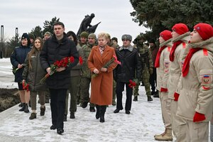 Власти и общественники возложили цветы к мемориалу "Острая могила" в Луганске
