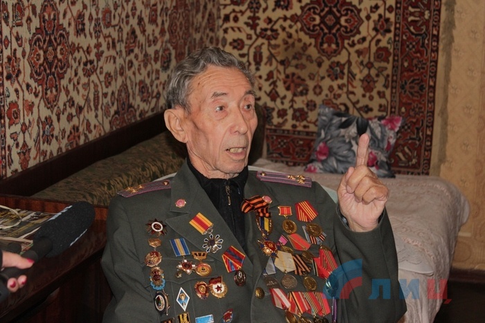 Глава ЛНР посещает ветеранов Великой Отечественной войны, Луганск, 5 мая 2015 года