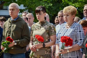 Жители Луганска почтили память погибших в результате авиаудара ВСУ девять лет назад
