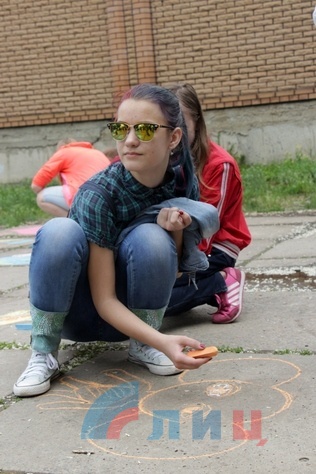 Флешмоб "Дети Донбасса за мир", Луганск, 1 июня 2017 года