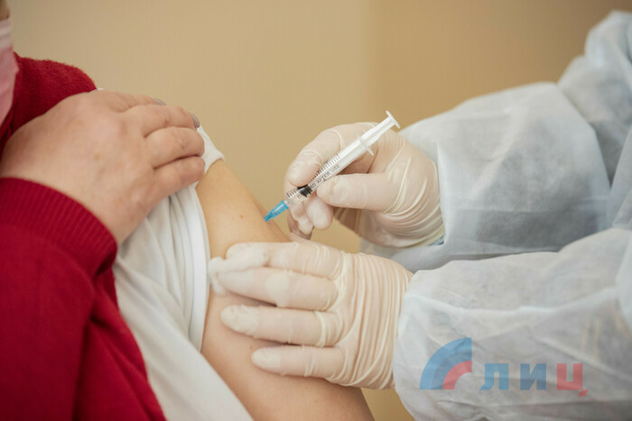 Вакцинация российской вакциной Sputnik Ligh в городской поликлинике № 10, Луганск, 2 декабря 2021 года