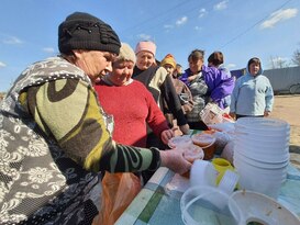 Общественники доставили горячие обеды и гумпомощь в освобожденные Муратово и Кряковку