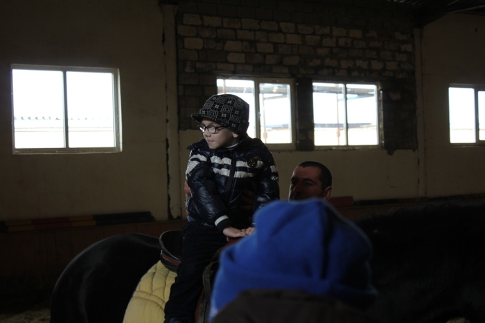 Экскурсия детей-инвалидов из ЛГЦСРДИ в конноспортивный клуб "Декурион", Хрящеватое, 23 ноября 2015 года
