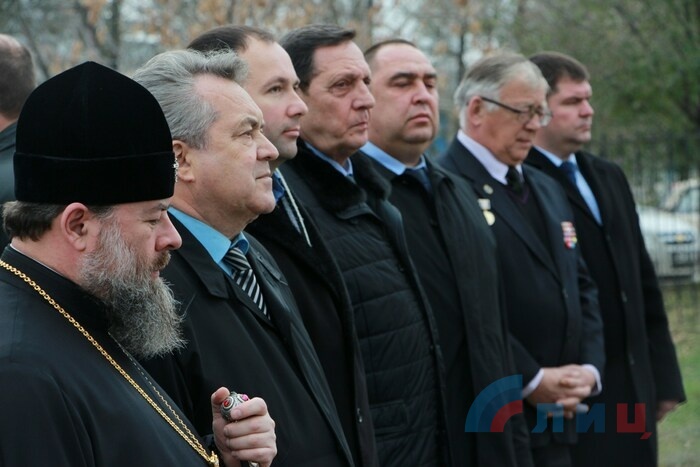 Церемония освящения закладного камня памятника Александру Невскому, Луганск, 8 ноября 2016 года