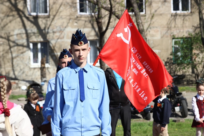 Церемония передачи копии Знамени Победы учащимся школы №5, Луганск, 18 апреля 2016 года