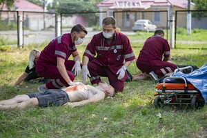 Луганские медики в ходе тренировки оказали помощь условно пострадавшим при артобстреле
