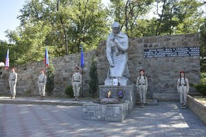 Жители Перевальска почтили память студентки колледжа, погибшей при обстреле со стороны ВСУ