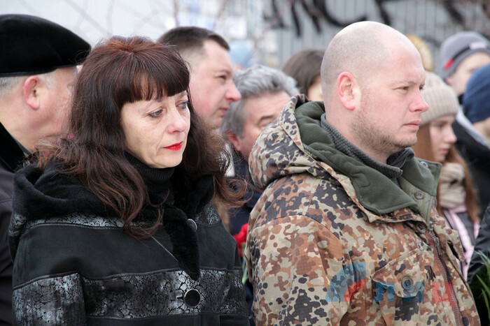 Церемония открытия мемориальной доски трагически погибшему полковнику Олегу Анащенко, Луганск, 4 февраля 2019 года