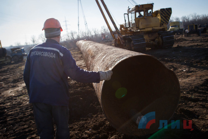 Строительство водовода в рамках восстановления Родаковского водозабора, Славяносербский район, 17 ноября 2017 года