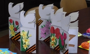 Юные свердловчане изготовили 60 писем-открыток для защитников ЛНР на передовой – мэрия