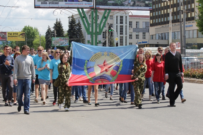 Представители молодежи пронесли Государственный флаг по центру Луганска, 12 мая 2015 г. Фото: Марина Сулименко/ЛИЦ