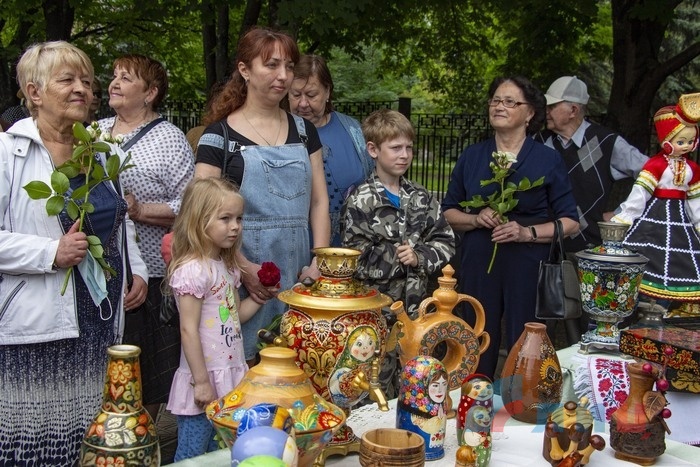Открытие тематической инсталляции и высадка березовой аллеи в честь Дня России, Луганск, 12 июня 2021 года