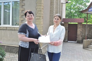 Власти помогли жительнице Стаханова приобрести квартиру взамен дома, разрушенного ВСУ