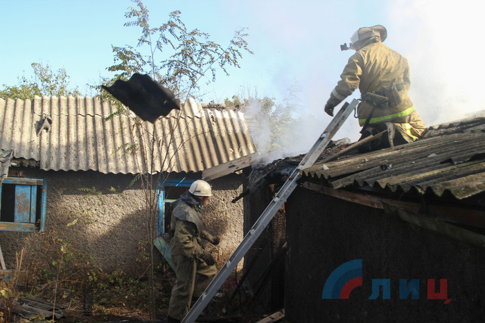 Последствия обстрела поселка Донецкий со стороны ВСУ, 9 октября 2018 года