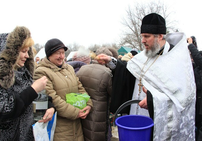 Праздник Крещения Господнего на озере в парке им. Горького, Луганск, 19 января 2017 года