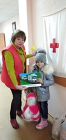 Луганский "Красный Крест" собирает одежду и организует кружки для детей переселенцев