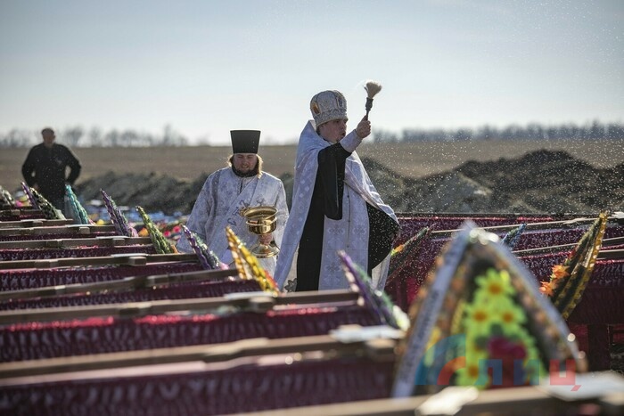 Церемония перезахоронения останков 115 жертв ВСУ в районе поселка Видное, Луганск, 11 ноября 2021 года