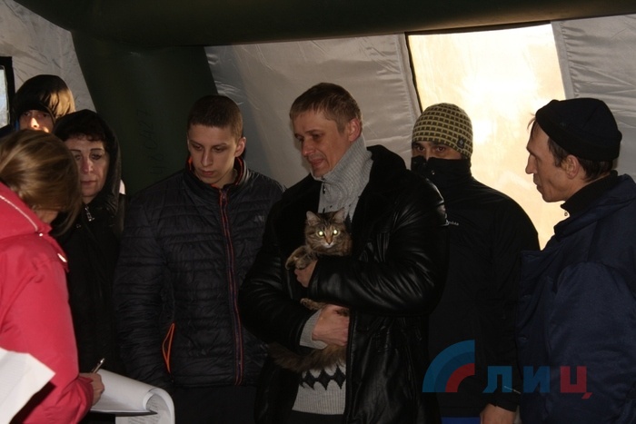 Освобожденный из плена с кошкой, привезенной из украинской тюрьмы, КПП "Майорск", 27 декабря 2017 года