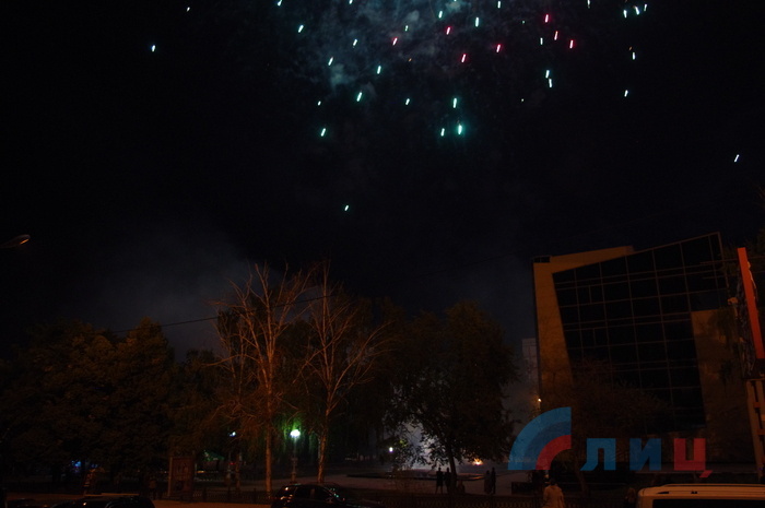 Грандиозный салют озарил небо Луганска в честь Дня шахтера, 29 августа 2015 года 