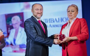 Глава ЛНР присвоил почетные звания отличившимся работникам образования Республики
