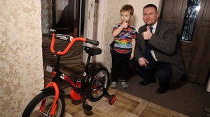 Турчак в рамках акции "Елка желаний" исполнил мечту 4-летнего мальчика из Беловодска