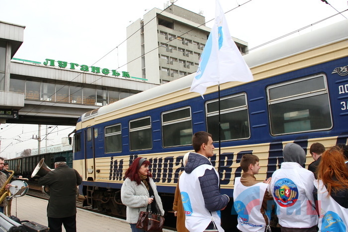 Восстановлено ж/д сообщение между ДНР и ЛНР: первый электропоезд прибыл в Луганск, 28 марта 2015 года