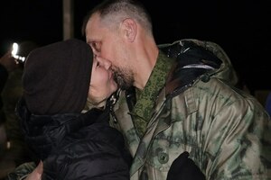 Освобожденные из украинского плена защитники ЛНР встретились с родными
