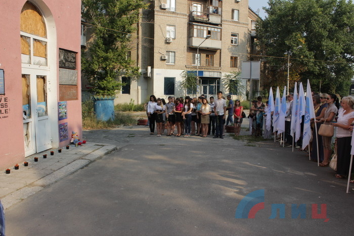 Молчаливая акция "Расстрелянное детство" у стен разрушенной украинскими силовиками школы № 7, Луганск, 4 сентября 2015 года