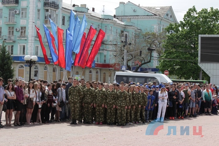 Поднятие Знамени победы в Луганске, 8 мая 2015 года