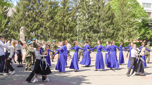Школьники Антрацитовщины исполнили вальс Победы у Вечного огня
