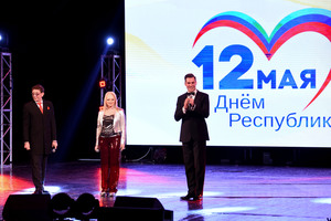 Звезды российской эстрады выступили на концерте в Луганске по случаю Дня Республики
