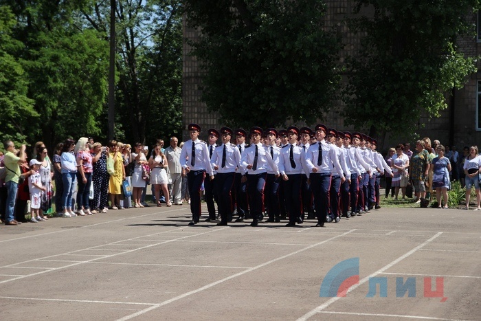 Церемония вручения аттестатов в Луганском казачьем кадетском корпусе имени маршала авиации Ефимова, Луганск, 16 июня 2018 года