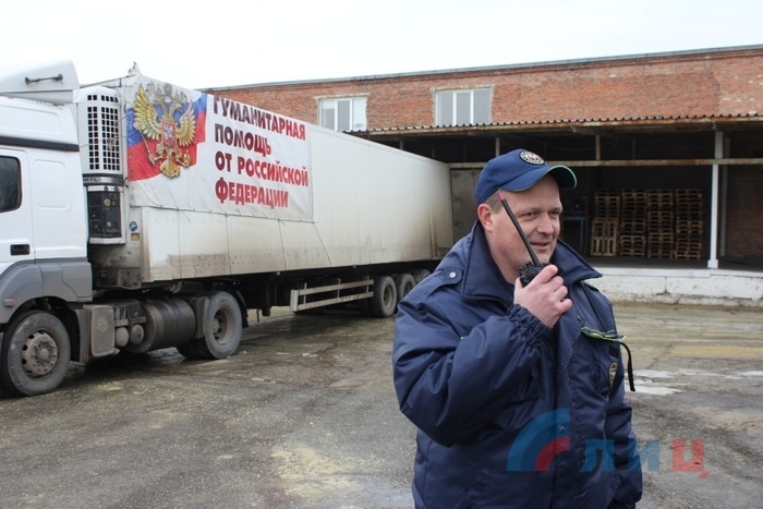 Разгрузка автомобилей 60-го гуманитарного конвоя МЧС России, Луганск, 21 февраля 2017 года