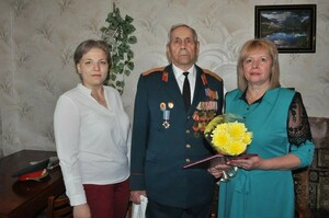 Сотрудники администрации Алчевска и волонтеры поздравили ветерана с 95-летием