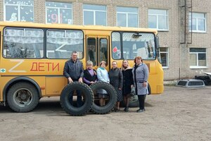 Депутат передала в Первомайск шины для поврежденного при обстреле ВСУ школьного автобуса