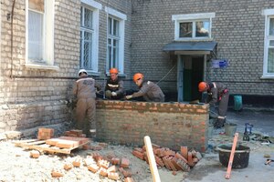 Омская область ведет ремонт крылец Стахановского родильного дома