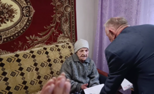 Путин поздравил с 95-летием жительницу Брянки