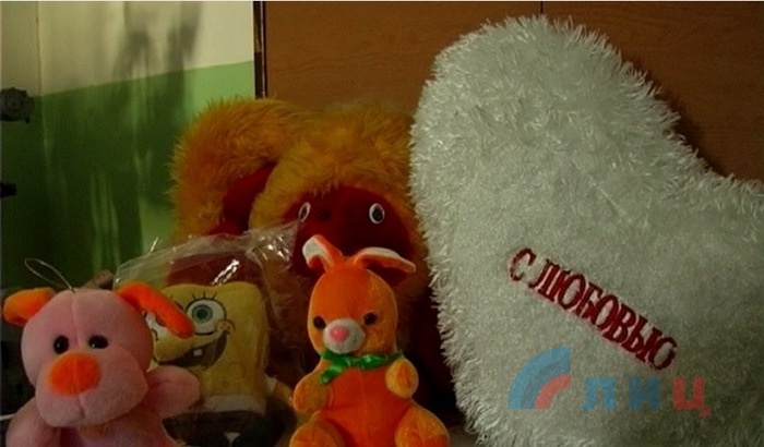 Собранные российскими детьми подарки детям сотрудников МЧС ЛНР, Луганск, 6 января 2014 года