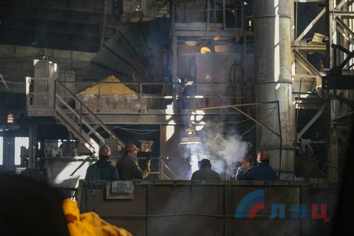 Подготовка к запуску печи на заводе ферросплавов, Стаханов, 15 октября 2021 года